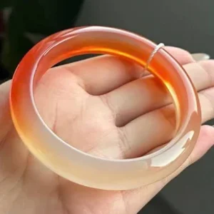 Vòng Tay Phong Thủy Đá Mã Não tự nhiên cao cấp, thiết kế sang trọng, mang lại may mắn, tài lộc và bình an, phù hợp nhiều mệnh.